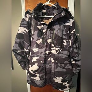 Yozai men’s women’s winter jacket.  NWT size XL Gray camo print
